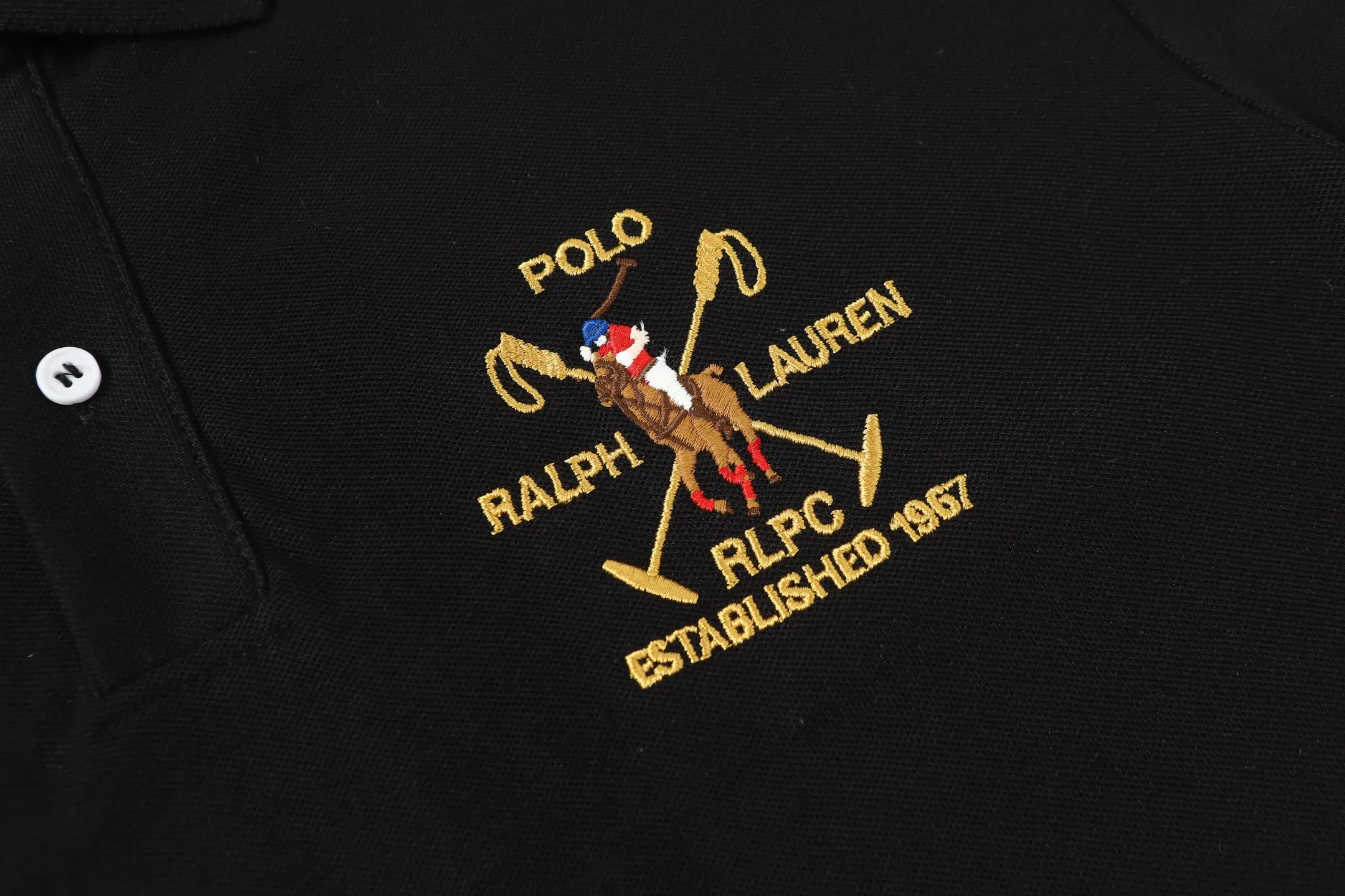 P156 Style number: A015 [Ralph Lauren classic letter logo embroidered Polo shirt] ✅250 grams of fine cotton pique fabric, custom-woven and dyed threads ✅Original stickers Scan the QR code to enter the official website ✅Large version, loose and stylish, can wear up to 210 pounds Color: black, white, navy, blue, sky blue, dark gray, floral gray Size: S-XL
